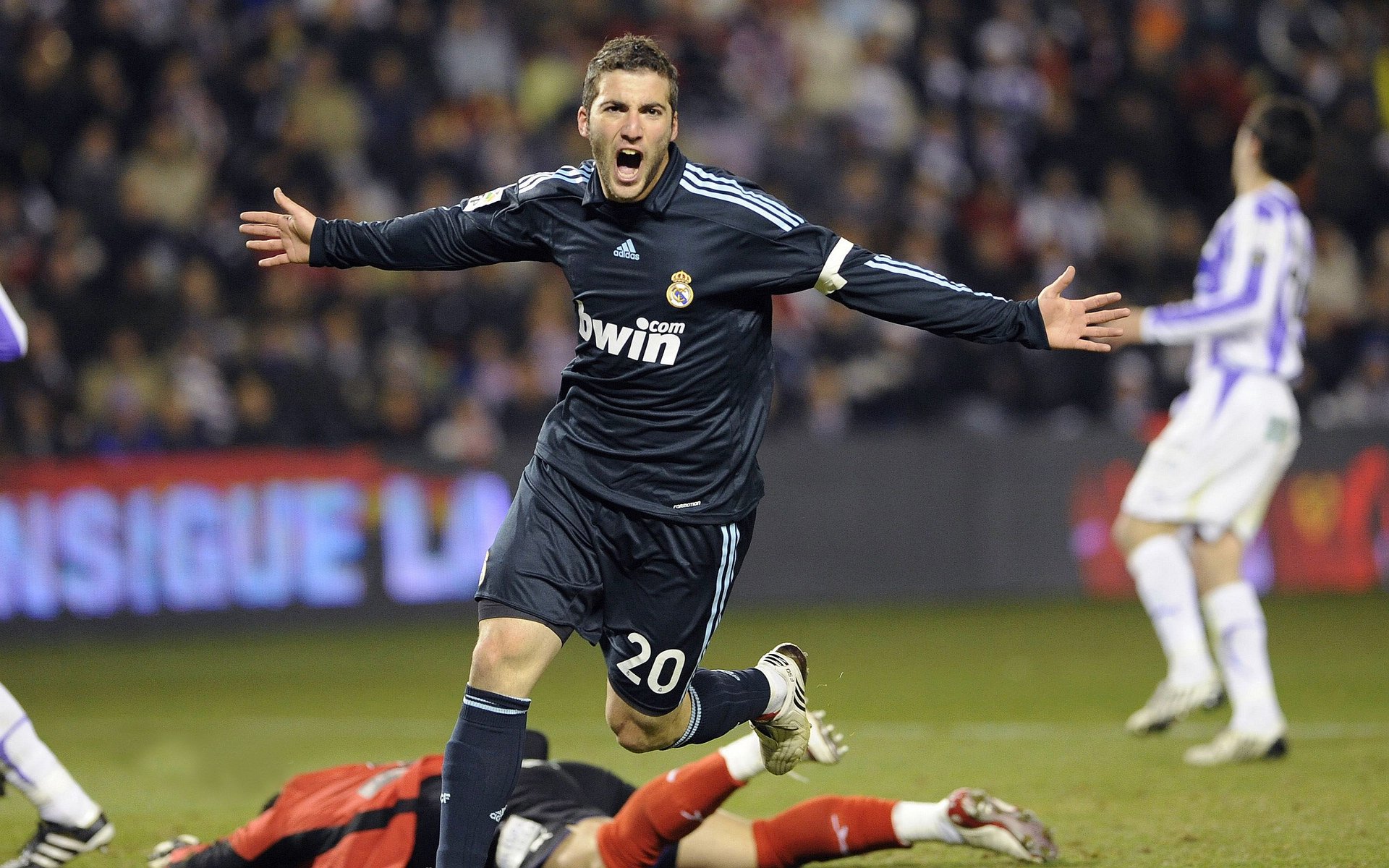 德甲俱乐部启动绿色足球行动，推动可持续发展，绿色足球队服有哪些